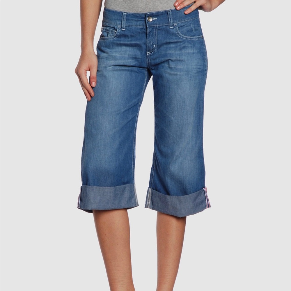 NWT Love Moschino 4/3 Length Short Size 27